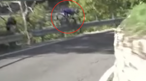 La impresionante ca&iacute;da de un ciclista durante el Giro de Lombard&iacute;a