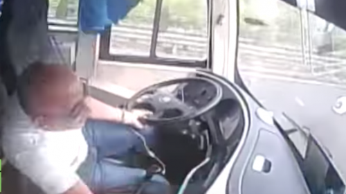 Graban brutal accidente desde el interior de un bus con pasajeros 