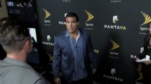 Actor mexicano golpea a un periodista en medio de una alfombra roja 