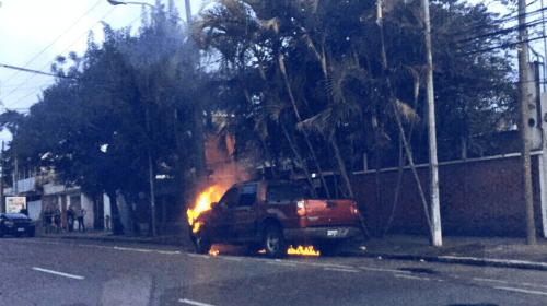 Veh&iacute;culo se incendia en zona 9