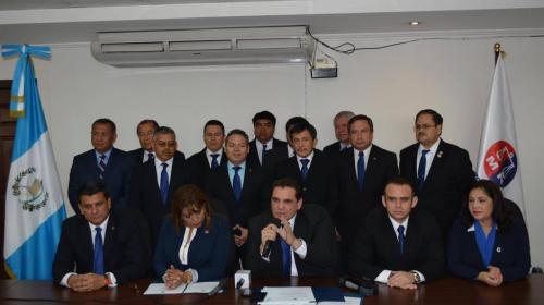 Diputados de MR renuncian al partido, pero se mantienen en la bancada