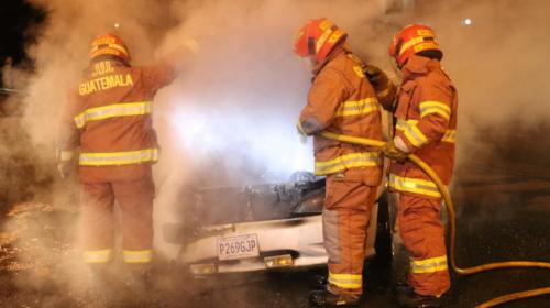Accidente provoca incendio en un veh&iacute;culo en la calzada Atanasio Tzul