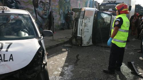 Piloto abandona vehículo volcado tras provocar triple accidente