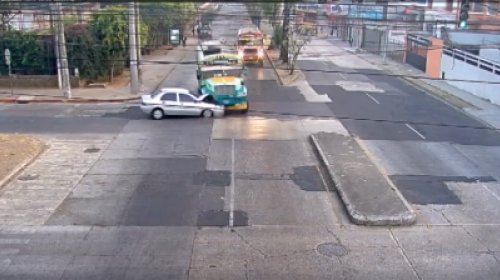 Terrible accidente: bus y veh&iacute;culo chocan a excesiva velocidad