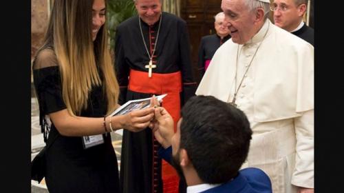 Le pide matrimonio a su novia frente al Papa Francisco