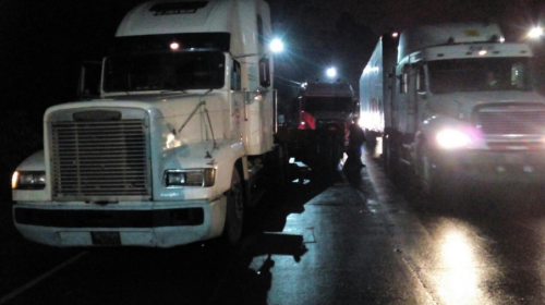 Choque de camiones en Villa Lobos colapsa Aguilar Batres y Perif&eacute;rico