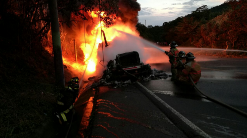 Impresionante incendio de una pipa de gasolina en la Ruta Nacional 14