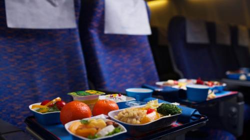 ¿Por qué no deberías comer en los aviones? Aquí algunos consejos 