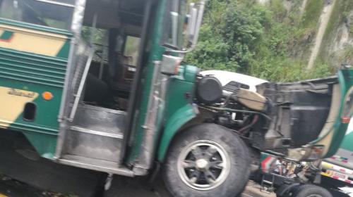 Múltiple colisión en la bajada de Villa Lobos afecta ambos sentidos