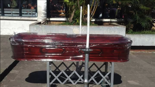 La muerte de una paciente que motiva protesta con un ata&uacute;d en Antigua 