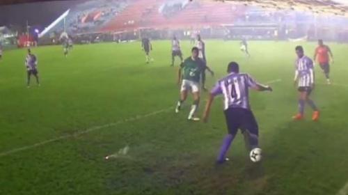 Defensa con demasiada sangre fr&iacute;a sale jugado as&iacute; dentro del &aacute;rea