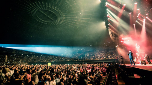Arjona recibe una videollamada durante un concierto y as&iacute; reacciona