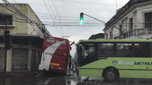 Transmetro y bus tipo pulman chocaron en zona 1