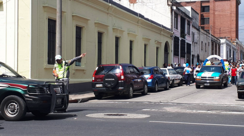 Desfiles, antorchas y cierres en Centro Hist&oacute;rico paralizan el tr&aacute;fico