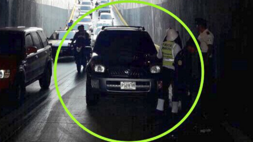 Abandonan veh&iacute;culo, con todo y llave, en paso a desnivel