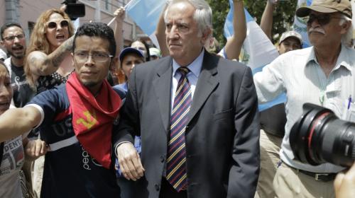 Diputados comienzan a llegar al Congreso en medio de manifestaciones