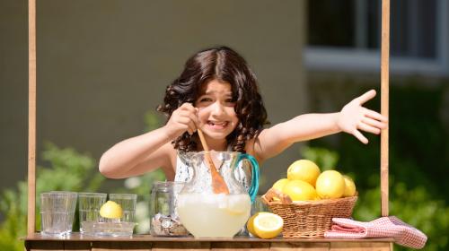 Así le puedes enseñar a tus hijos a ganar dinero