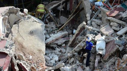 Aumentan a 143 los muertos por terremoto de 7.1 en M&eacute;xico