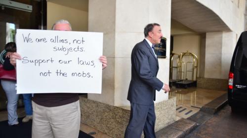 Su apariencia le sirvi&oacute; para protestar frente a congresistas de EE.UU.