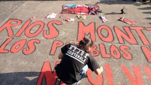 Realizan manifestación tras la muerte de José Efraín Ríos Montt