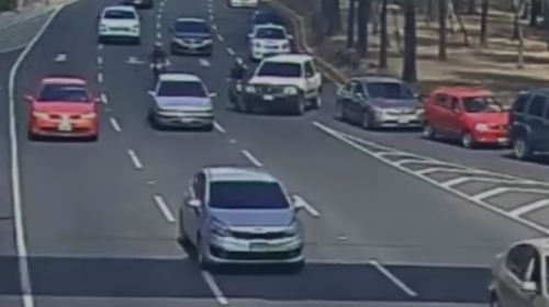 Video: veh&iacute;culo atropella a un motorista en el bulevar Vista Hermosa