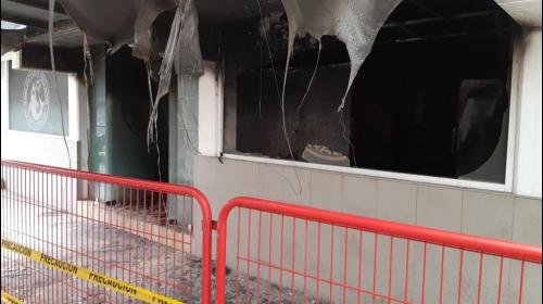 Llevan a sacerdote para bendecir al equipo, pero incendia el camerino