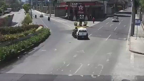 Taxista provoca un accidente en la zona 10 por esta imprudencia