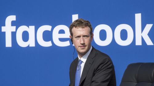 Uno de los mayores accionistas de Facebook pide renuncia de Zuckerberg