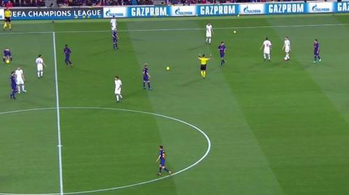 Globos invaden el juego entre el Barcelona y la Roma