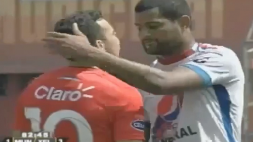 Marco Pappa vuelve a las suyas y escupe a rival tras ser expulsado