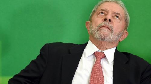 Lula da Silva est&aacute; en misa antes de su posible entrega