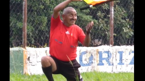 El video del &aacute;rbitro "malabares" de Cotzumalguapa se hace viral 