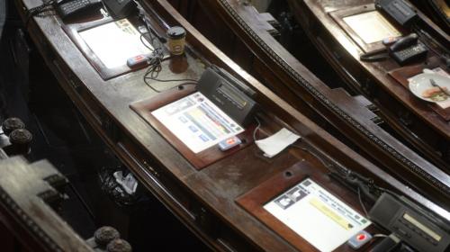 Una cartera en el basurero genera una nueva pelea entre diputados