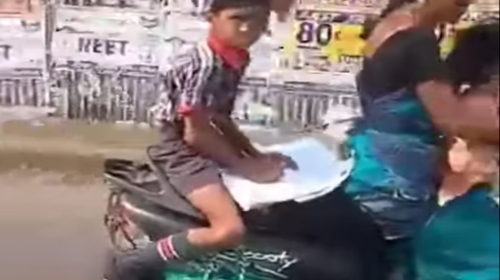 Un ni&ntilde;o hace sus deberes sobre una motocicleta en marcha