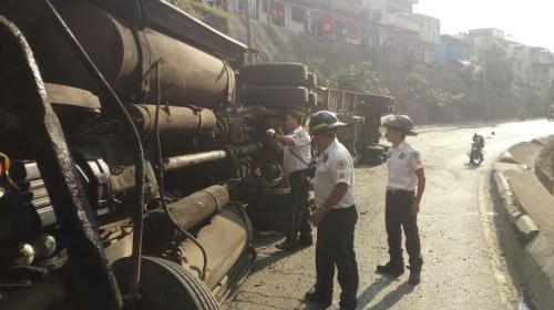 Tráiler volcado genera complicaciones de tránsito en el Periférico