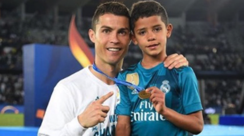 El hijo de Cristiano Ronaldo recibe su primer trofeo de goleador