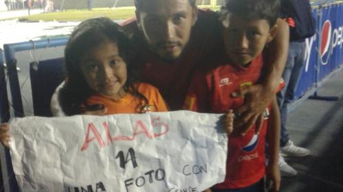 El noble gesto de Jaime Alas con dos niños que aplauden en su país