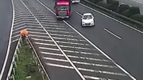 Conductor despistado causa dos accidentes y sigue como si nada