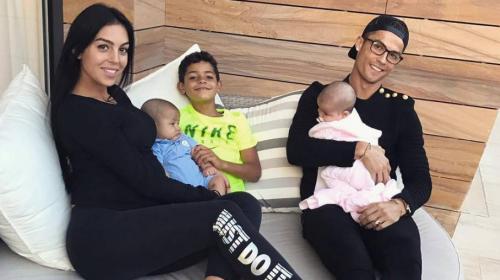 Cristiano Ronaldo transmite en vivo y presume a su familia
