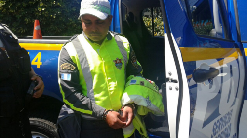 Arrestan a un agente de la PMT por extorsionar a un taxista