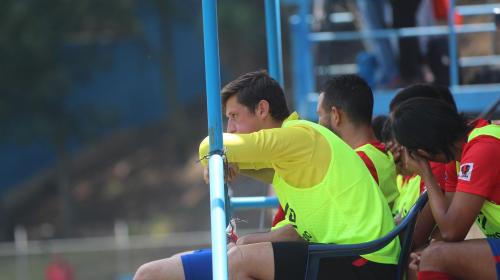 Nicholas Hagen ve el partido desde la banca por decisión de Medford