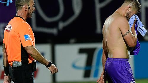 Hizo de todo para ser amonestado, pero el &aacute;rbitro no le dio el "gusto"