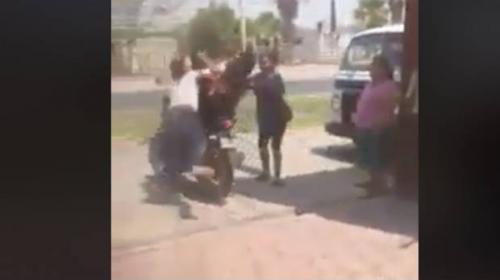 Se lanza contra una moto para detener a su esposo que la enga&ntilde;aba