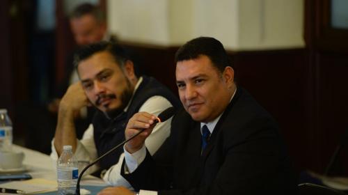 Ministro de Ambiente dice que solo usará helicóptero "para su cargo"