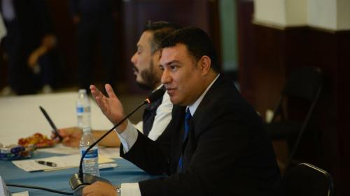 "No me hable golpeadito", le pide el ministro de Ambiente a diputada