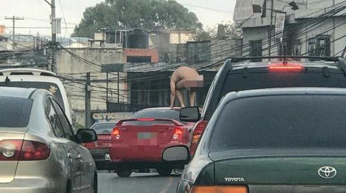 #VIDEO: hombre se desnuda para protestar contra las manifestaciones