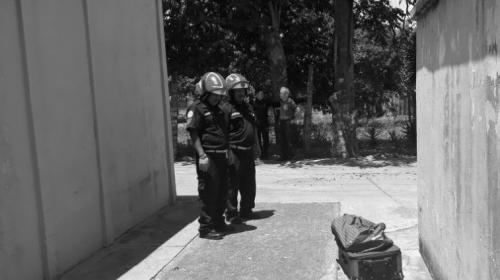 Dejan una macabra nota junto a los restos de una mujer