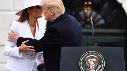 Melania sigue sin querer tomar la mano del presidente Donald Trump