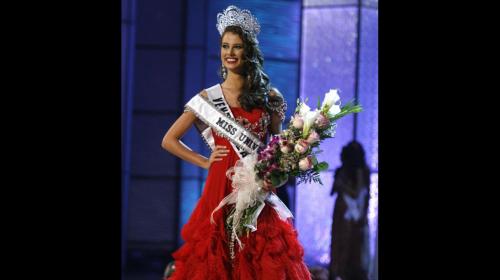 Miss Universo 2009 muestra con orgullo bolso con tejidos guatemaltecos