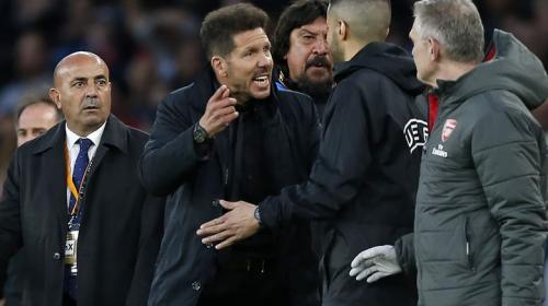 Atlético juega con diez y sin su técnico en duelo ante el Arsenal